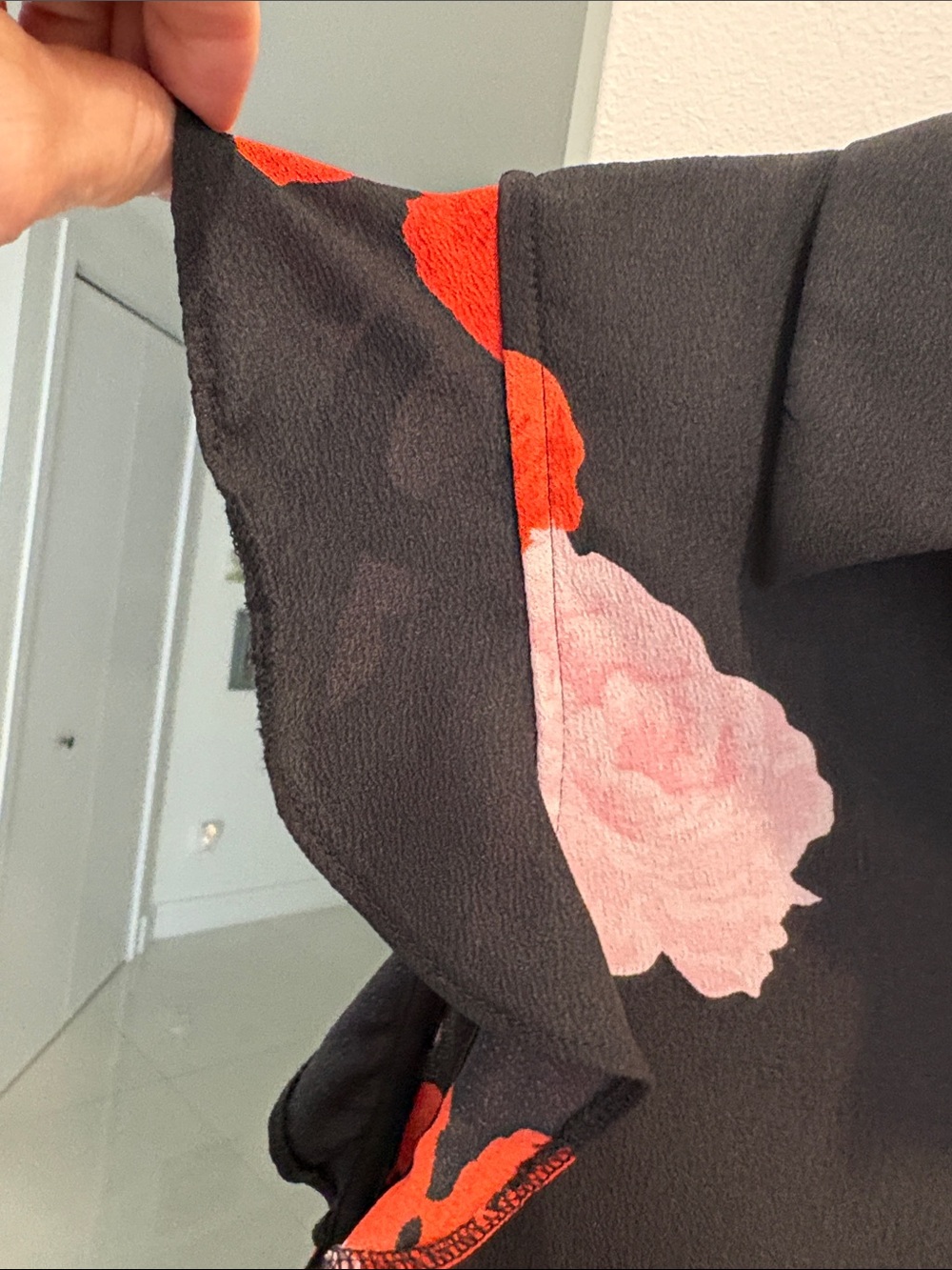 Who What Wear Black Sleeveless Button-Front Blouse with Pink & Red Floral Print - Picture 4 of 5